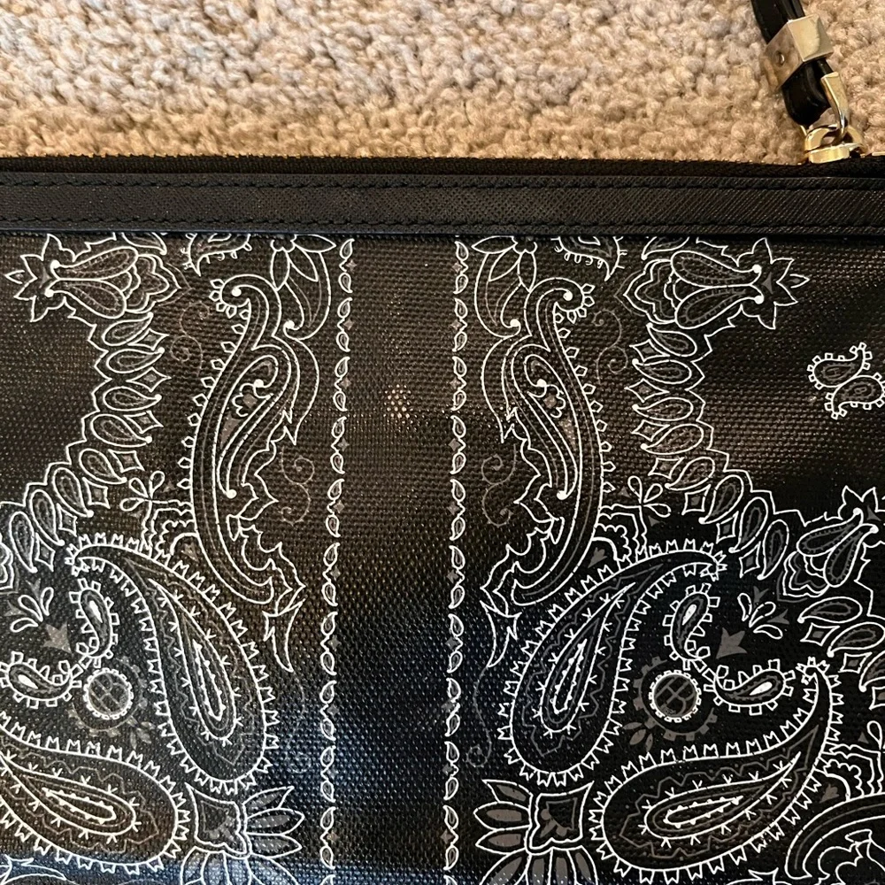 Henri Bendel NEW YORK Black and White Paisley Wristlet with silver zipper